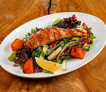 Теплый салат с лососем и печеной тыквой