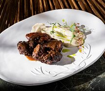 Телячьи щёки с перечным соусом и пюре из сельдерея