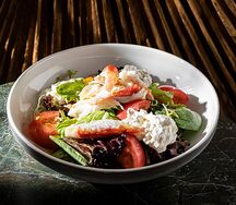 Зеленый салат с камчатским крабом и страчателлой