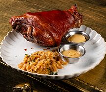 Рулька свиная с тушеной капустой