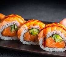 Запеченный Полезный лосось маки