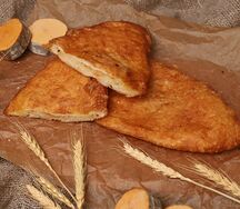 Жареный пирожок с капустой