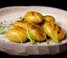 Картофель бейби, запеченный с чесноком и розмарином