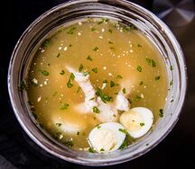 Бульон с яйцом и зеленью