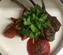 Каре ягненка с печеными овощами и соусом аджика