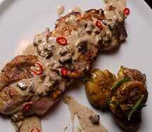 Стейк из cвинoй шеи с грибным соусом