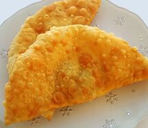 Чебурек с тягучим сыром