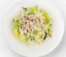 Салат с курицей и кунжутным соусом