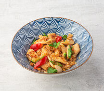 Жареный рис с курицей и грибами