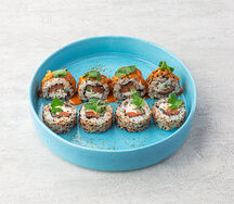 Ролл с копченым лососем и соусом том ям