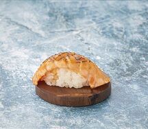 Суши с опаленным лососем