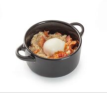 Каша овсяная с беконом и яйцом пашот