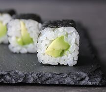 Ролл с авокадо