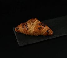 Круассан с пралине и шоколадной посыпкой