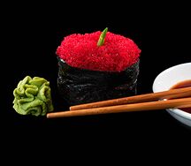 Гункан с красной тобико