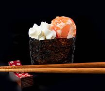 Гункан с сыром и креветкой