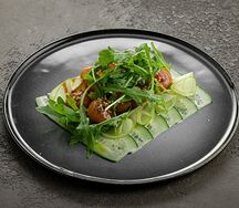 Гребешки под соусом хойсин со свежим огурцом и яблоком