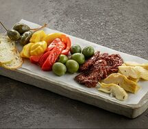 Антипасти (каперсы, артишоки, валяные томаты, оливки, перец печеный чипсы из чиабатты)