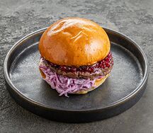 Бургер с олениной и брусничным соусом