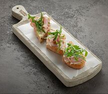 Брускетта с тамбовским окороком