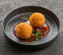 Аранчини с уткой с соусом хойсин