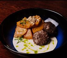 Котлеты из оленины с печеной тыквой и ореховым соусом