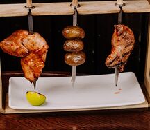 Фирменный цыпленок на гриле с запеченным картофелем