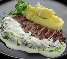 Филе говядины с картофельном пюре и перечным соусом