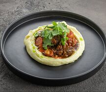 Томленая баранина с картофельным пюре и ароматом трюфеля