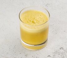 Свежевыжатый сок из яблока