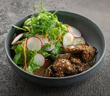 Салат с куриной печенью в медово-горчичном соусе