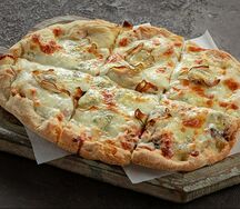 Пицца с грушей и горгонзолой