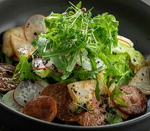 Салат с кальмаром и чоризо