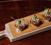 Тартар из говядины на тосте из хлеба