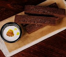 Гренки с красной и щучьей икрой