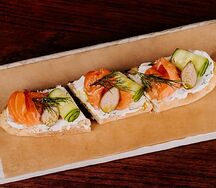 Брускетта с лососем и сливочным сыром