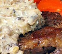 Медальоны под грибным соусом с отварным картофелем