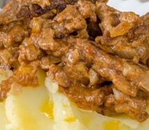 Бефстроганов с картофельным пюре