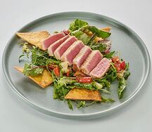 Салат с обжаренным тунцом и сливочным соусом