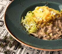 Бефстроганов с белыми грибами