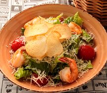 Салат Цезарь с креветками