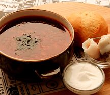 Борщ с чесночными пампушками