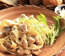Паста с курицей и грибами