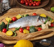 Сибас, запеченный с овощами в духовке