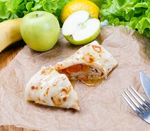 Блинчик с яблоком, курагой и медом