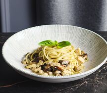 Спагетти с цыпленком и грибами в сливочном соусе