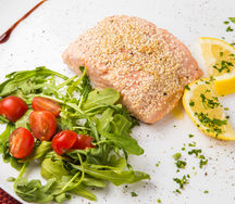 Эскалоп лосося в корочке кунжута