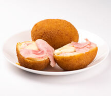 Аранчино с моцареллой и ветчиной