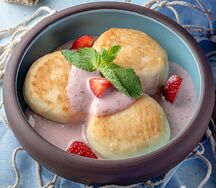 Сырники с ягодным йогуртом
