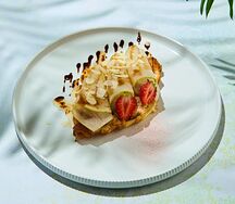 Круассан с сыром камамбер и грушей